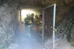 Atemschutzgeraetetraeger-trainieren-im-Uebungsstollen-der-Feuerwehr-Kufstein